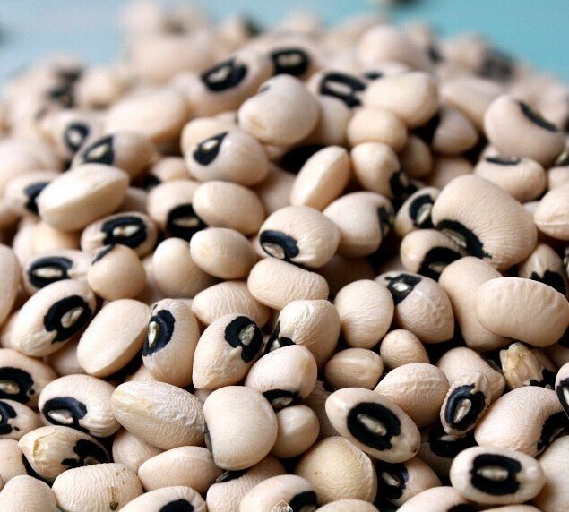 Black eyed peas (white beans with black eye)